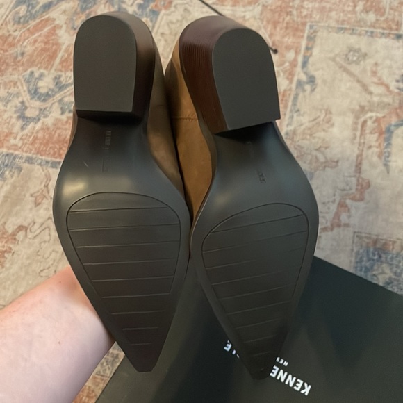 New-Kenneth Cole Women's Kara Loafer, size 9 - Picture 11 of 15